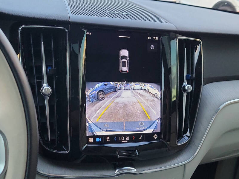 2023 Volvo XC60 B5 Plus Dark Theme