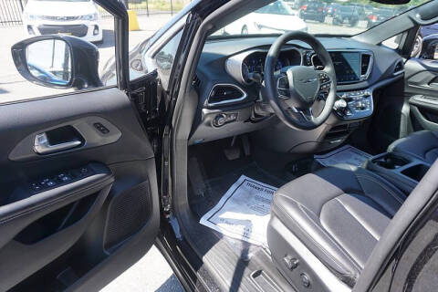 2025 Chrysler Pacifica Select