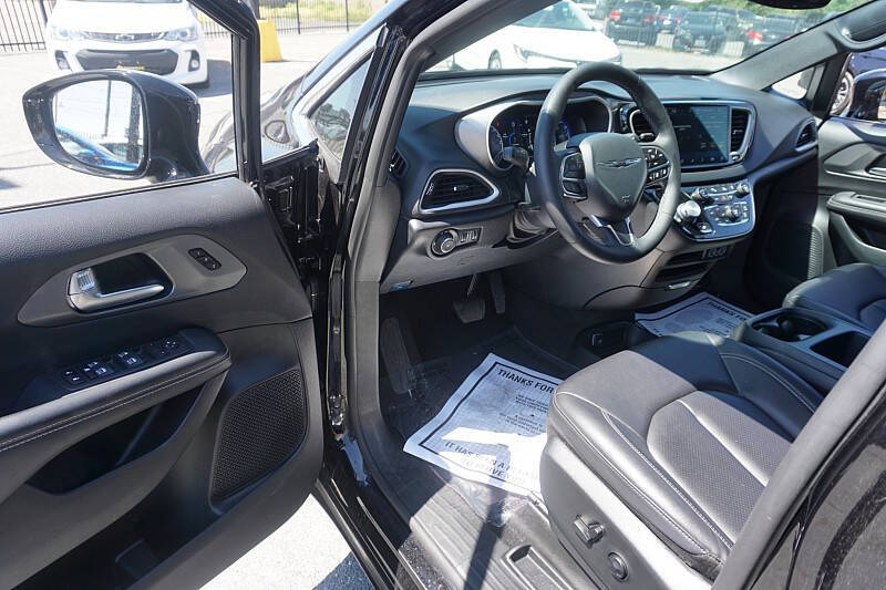 2025 Chrysler Pacifica Select
