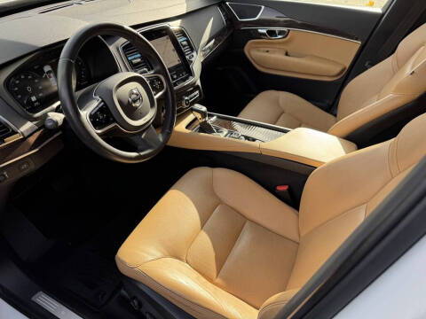 2016 Volvo XC90 T6 Momentum