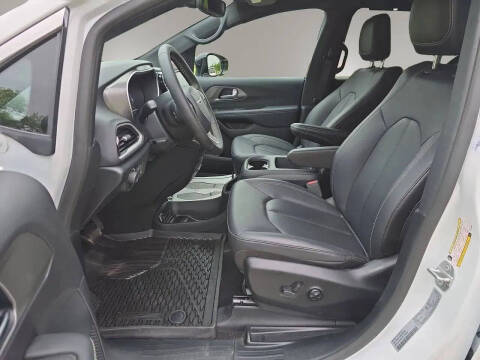2025 Chrysler Voyager LX
