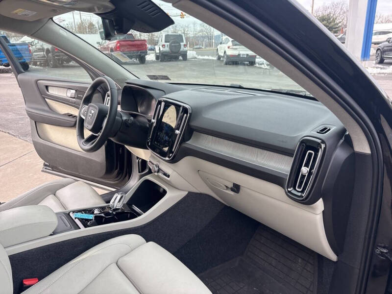 2025 Volvo XC40 B5 Plus Dark Theme