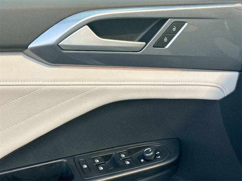 2025 Volkswagen Taos SEL 4Motion