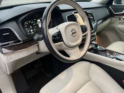 2016 Volvo XC90 T6 Momentum