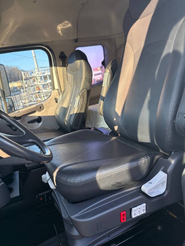 2006 Freightliner M2 106