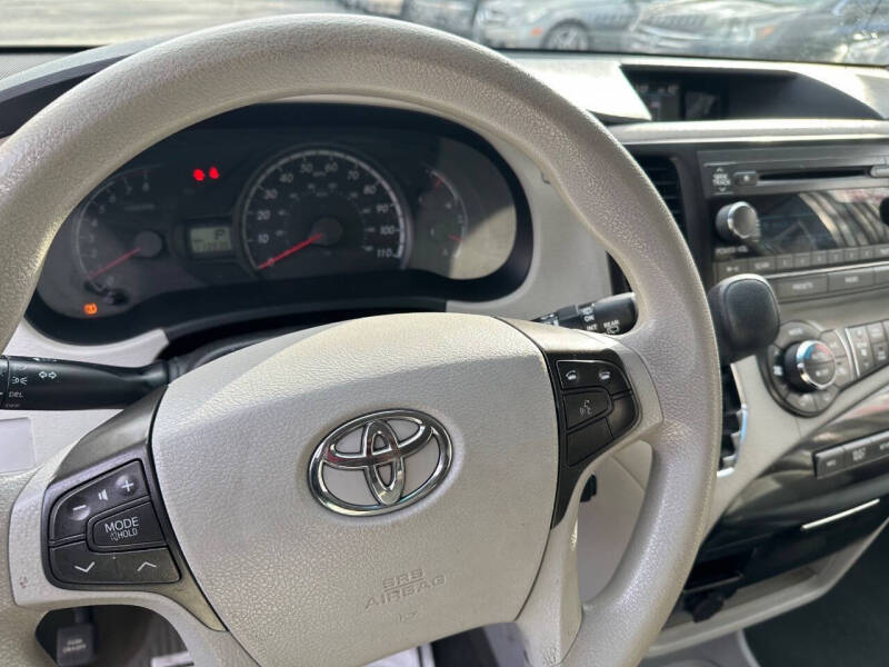 2014 Toyota Sienna LE 8-Passenger