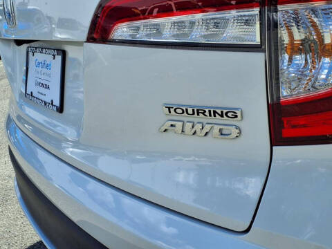 2022 Honda Pilot Touring w/Rear Captain's Chairs