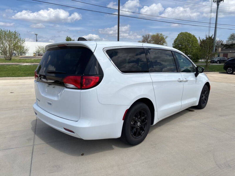 2024 Chrysler Voyager LX