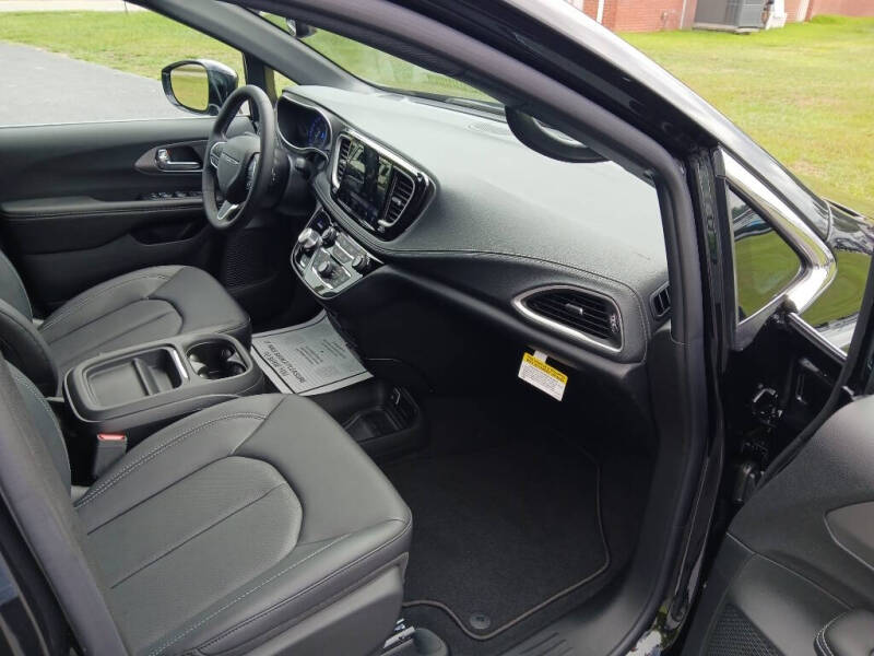 2027 Chrysler Pacifica Select