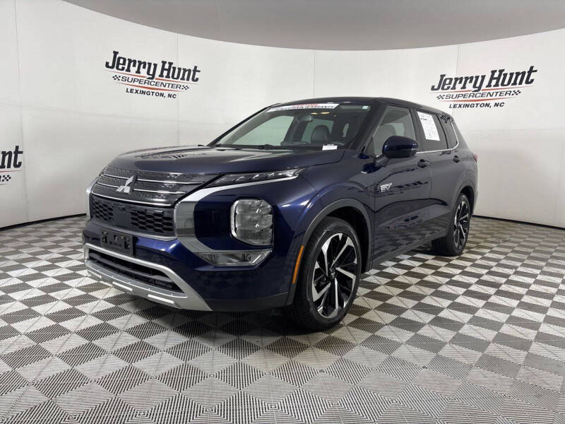 2023 Mitsubishi Outlander Plug-In Hybrid SE's photo