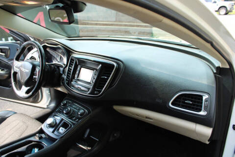 2017 Chrysler 200 Touring