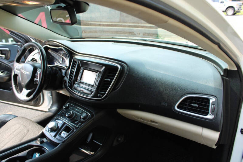 2017 Chrysler 200 Touring