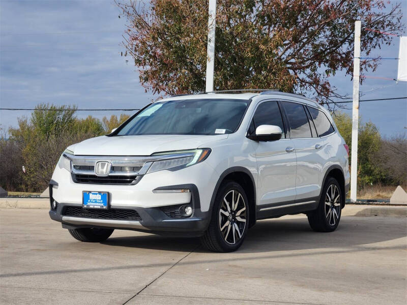 2021 Honda Pilot Touring w/Rear Captain's Chairs