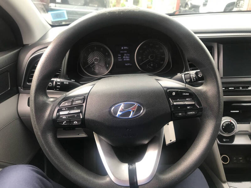 2019 Hyundai Elantra SEL photo 25