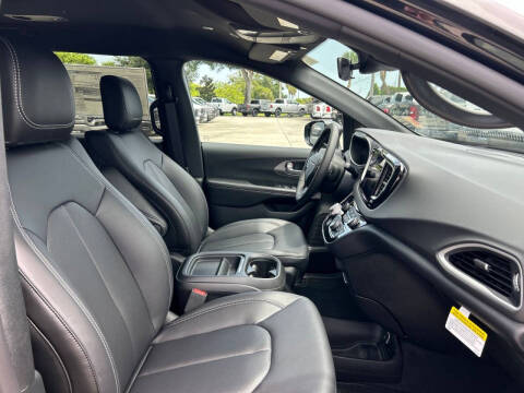 2027 Chrysler Pacifica LX