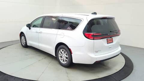 2027 Chrysler Pacifica Select
