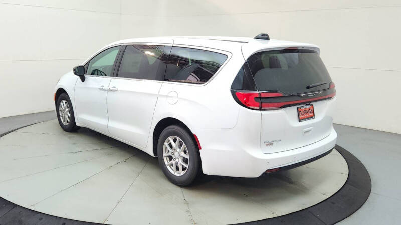 2027 Chrysler Pacifica Select