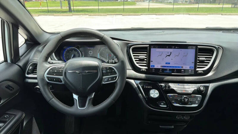2025 Chrysler Pacifica Select