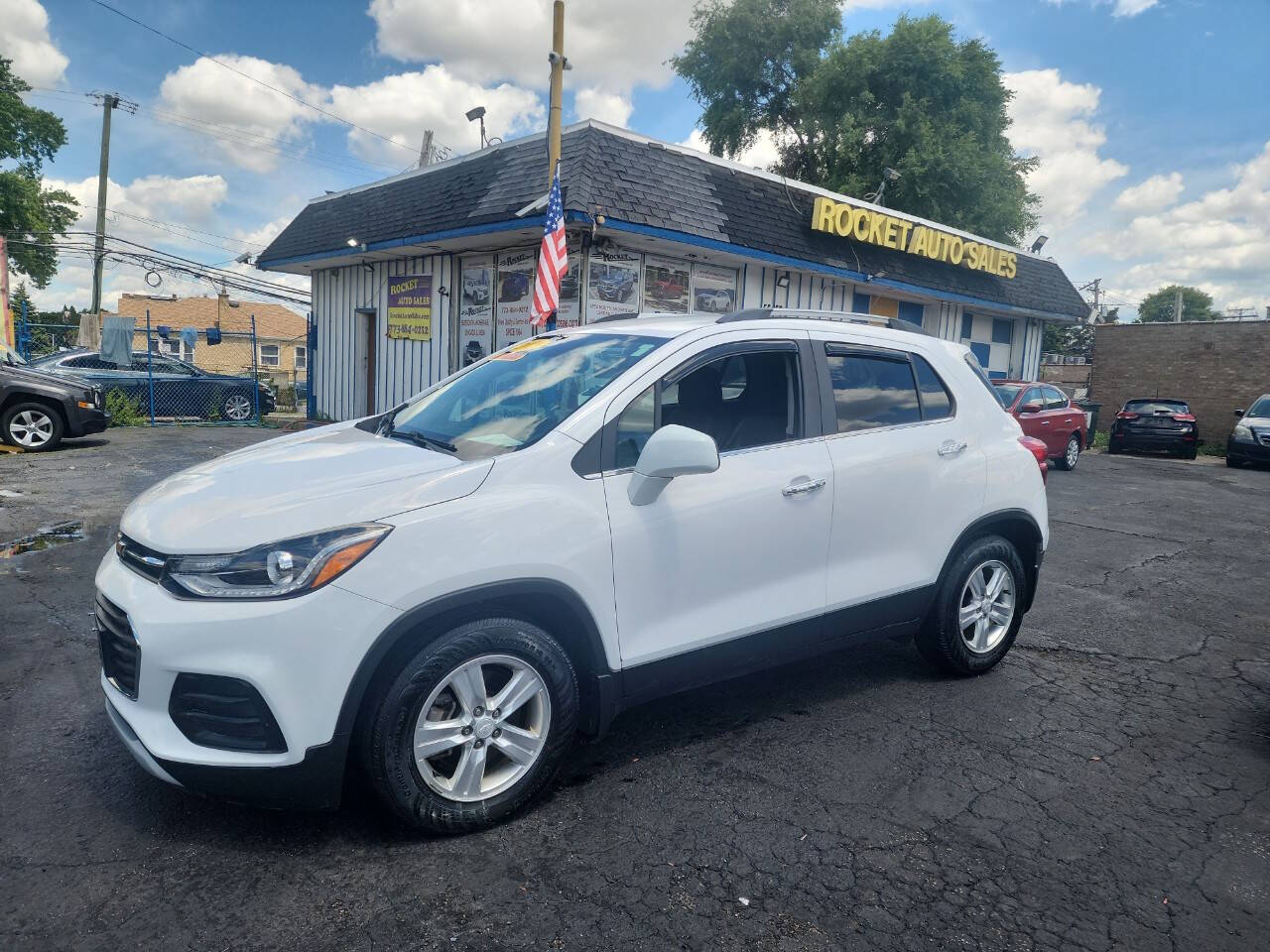 Off White 2019 Chevrolet Trax LT LT 4dr Crossover 2