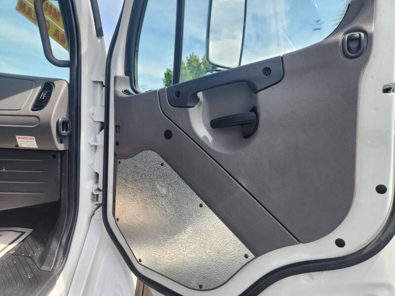 2024 Freightliner M2 106