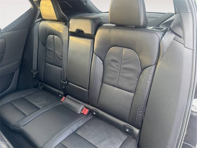 2023 Volvo XC40 B5 Plus Dark Theme