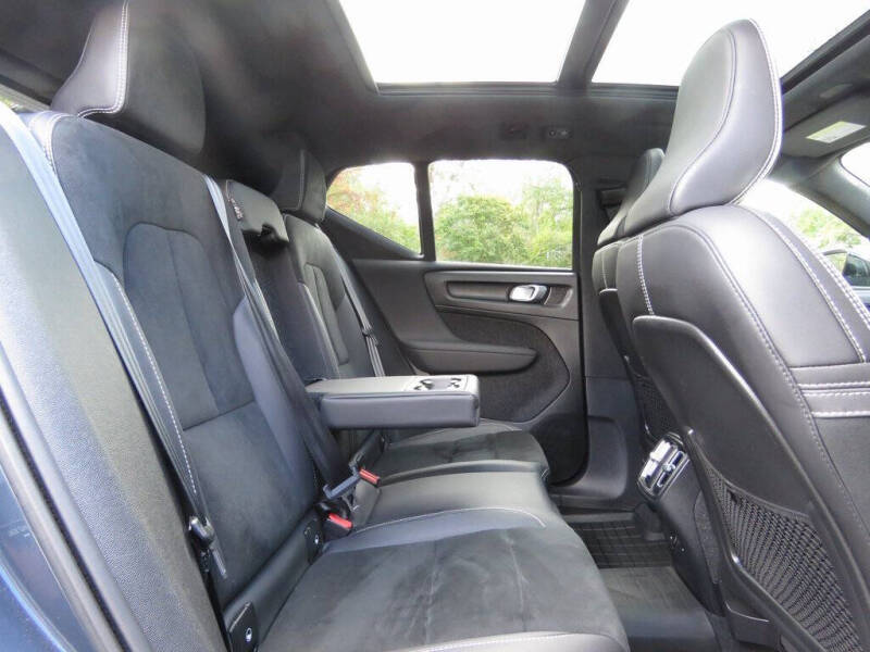 2022 Volvo XC40 T5 R-Design