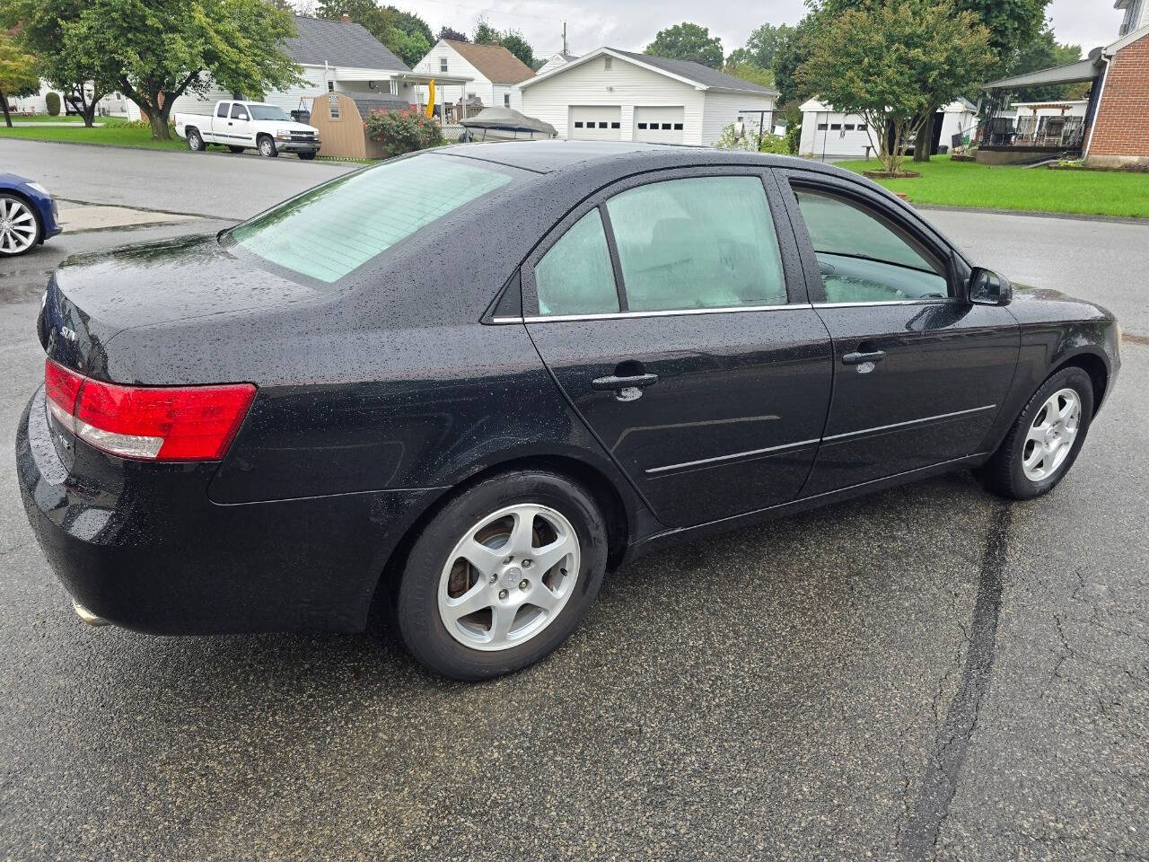 2006 Hyundai SONATA for sale at QUEENSGATE AUTO SALES in York, PA