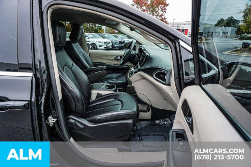 2024 Chrysler Pacifica Plug-In Hybrid Select