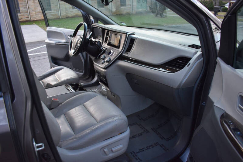 2015 Toyota Sienna XLE photo 19