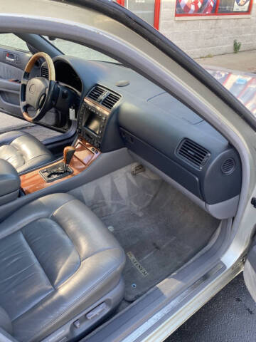 2000 Lexus LS 400