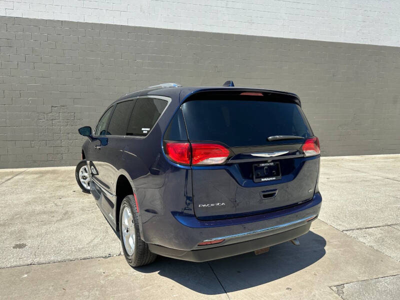 2017 Chrysler Pacifica Touring-L Plus