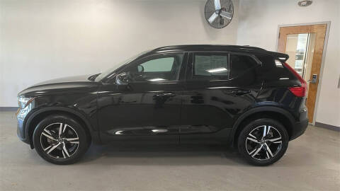 2023 Volvo XC40 B5 Plus Dark Theme