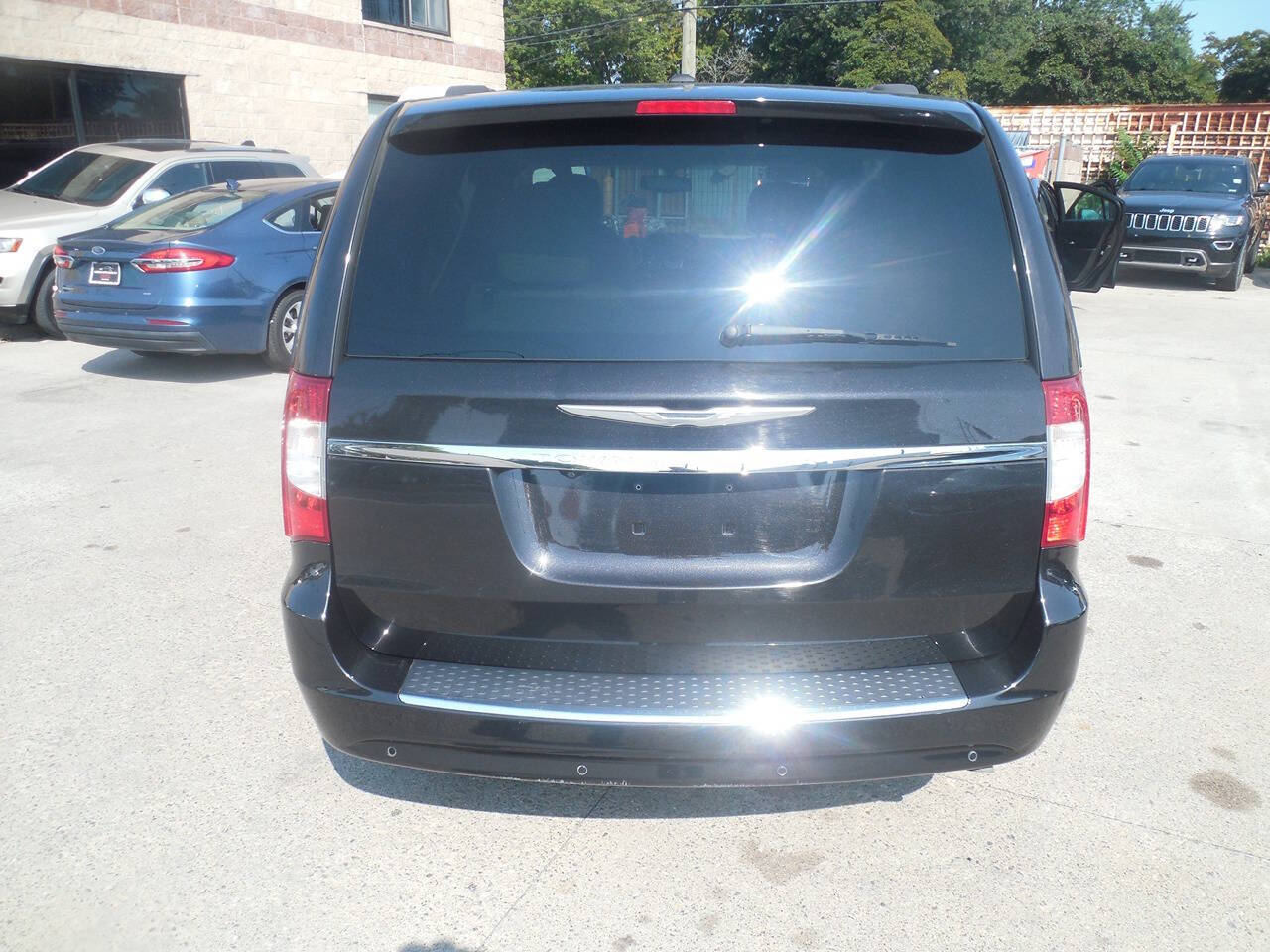 2015 Chrysler Town and Country for sale at VIP Motor Sales in Hazel Park, MI