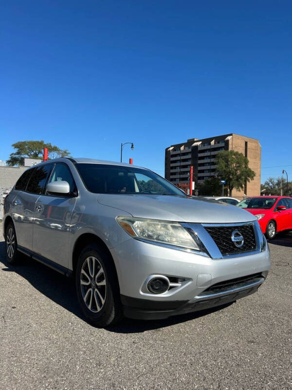 2013 Nissan Pathfinder S photo 2