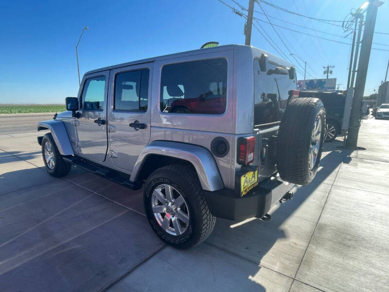 2015 Jeep Wrangler Unlimited Sahara photo 4