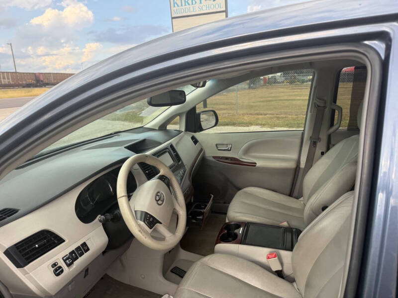 2014 Toyota Sienna XLE 7-Passenger Auto Access Seat