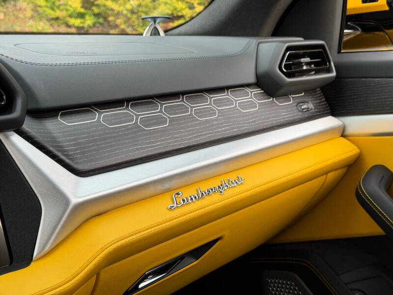 2025 Lamborghini Urus SE