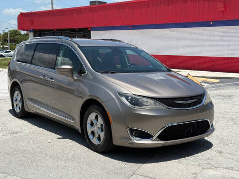2017 Chrysler Pacifica Touring-L Plus