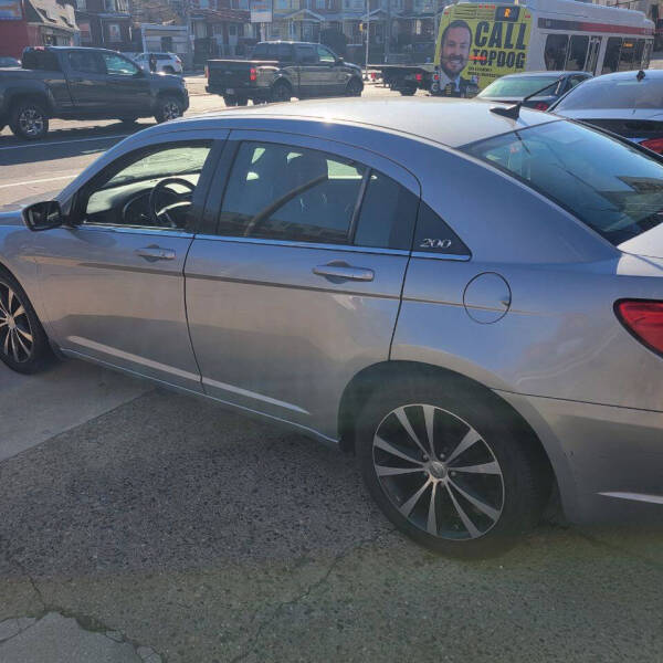 2013 Chrysler 200 Touring photo 5