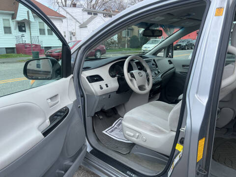 2012 Toyota Sienna LE 8-Passenger
