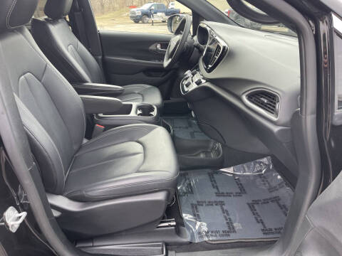 2025 Chrysler Pacifica Select