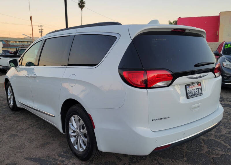 2017 Chrysler Pacifica Touring-L