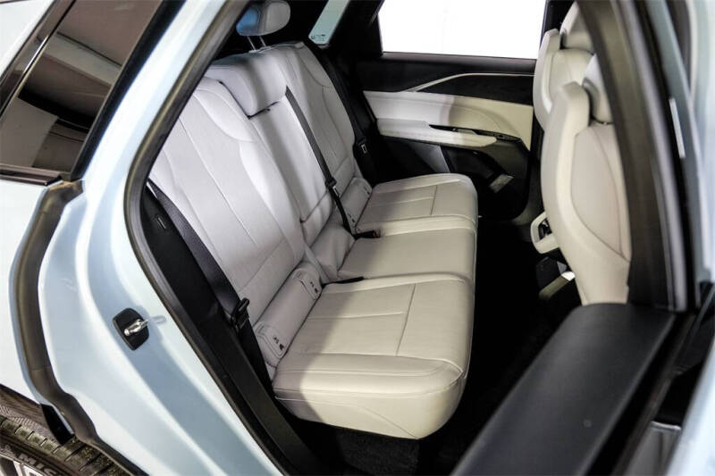 2024 Cadillac LYRIQ Luxury 1