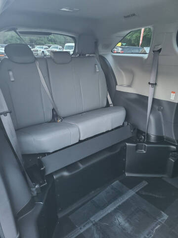 2022 Toyota Sienna XLE 8-Passenger