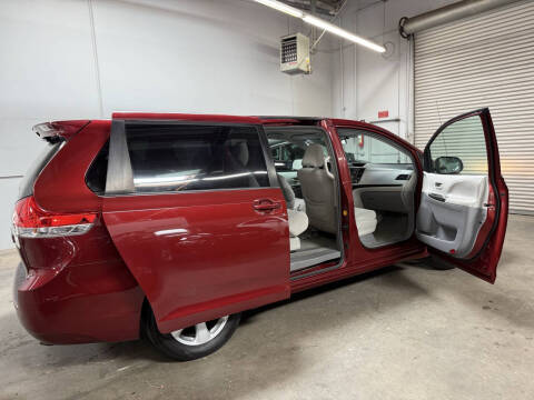 2012 Toyota Sienna LE 8-Passenger