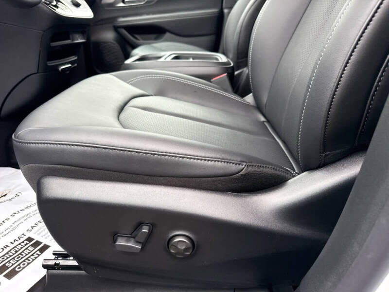 2027 Chrysler Pacifica Select