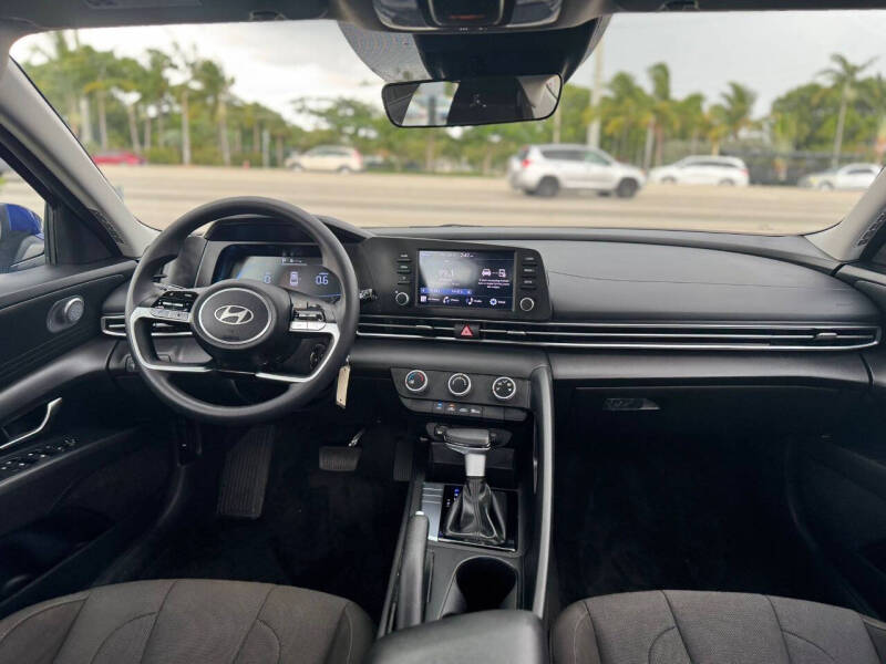 2024 Hyundai Elantra SE