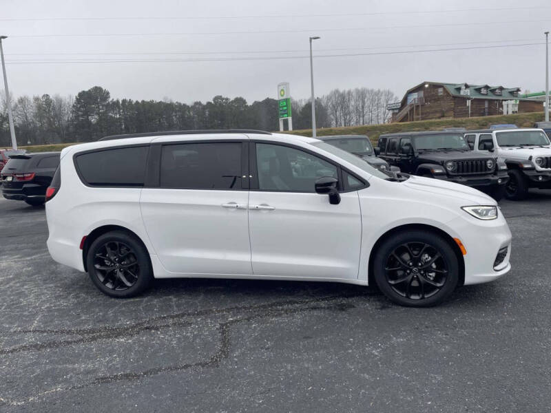 2026 Chrysler Pacifica Select
