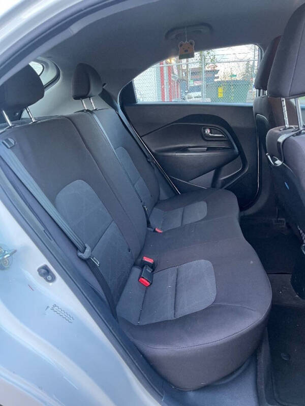 2016 Kia Rio 5-Door LX