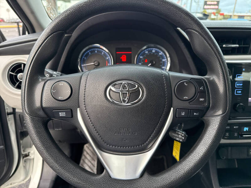 2018 Toyota Corolla LE photo 21